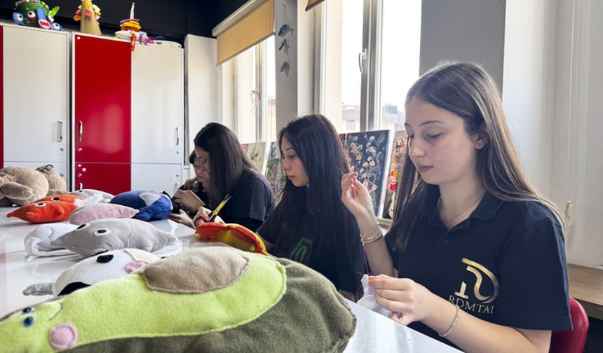 Meslek lisesi öğrencileri, çocuklara sarılabilecekleri oyuncaklar üretiyor