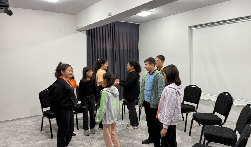 Öğrenciler Drama İle Sosyal Becerilerini Geliştiriyor