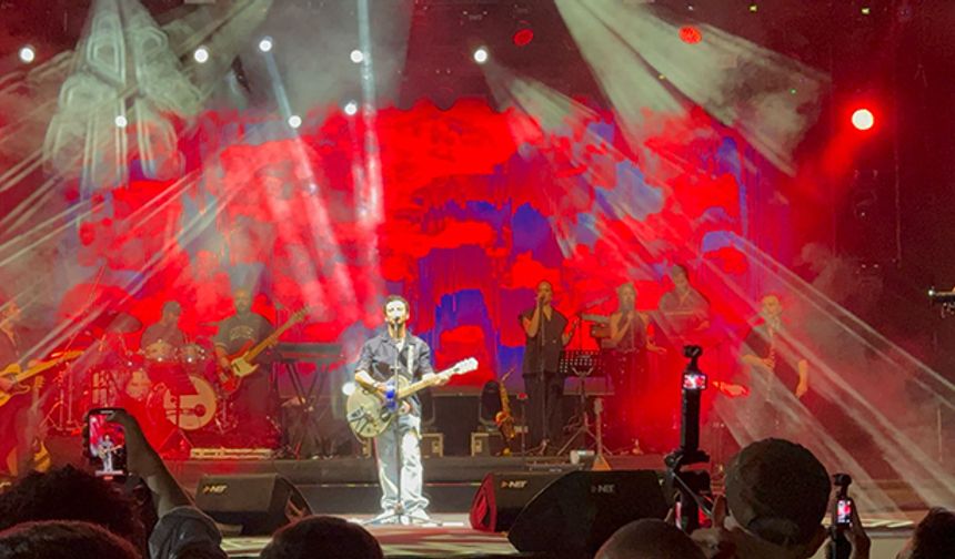Ağustos Fuarında Buray konser verdi