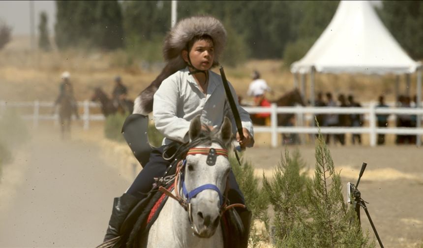 Emir, at üstündeki başarısıyla göz dolduruyor