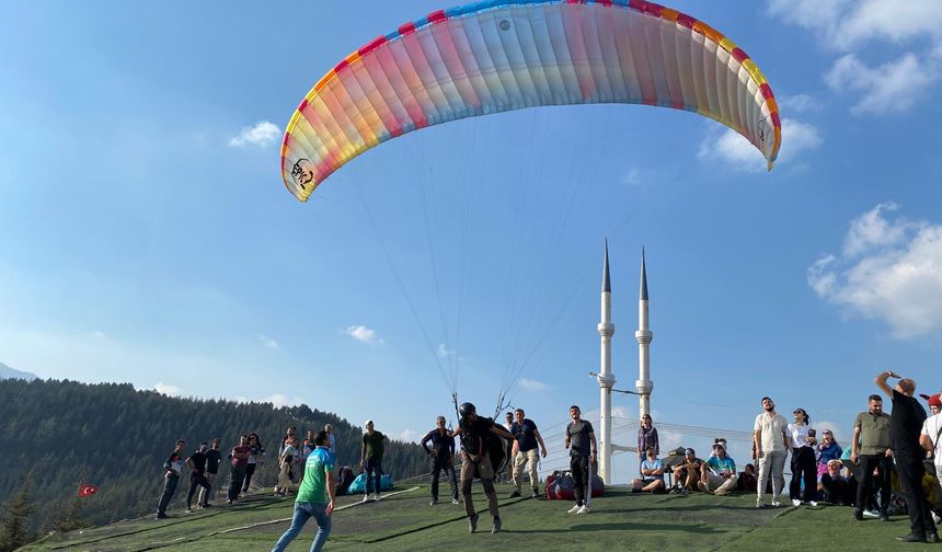 Yamaç Paraşütü Festivali Düzenlendi