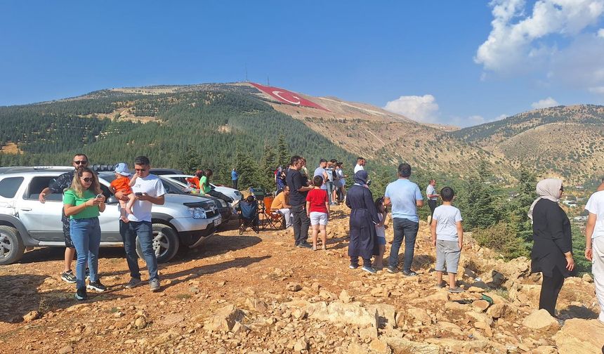 Savaşan Şahinler, Dünyanın En Büyük Türk Bayrağını gösteri uçuşuyla selamladı
