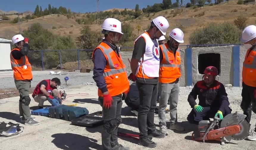 Gönüllüler eğitimlerle olası afetlere hazırlanıyor
