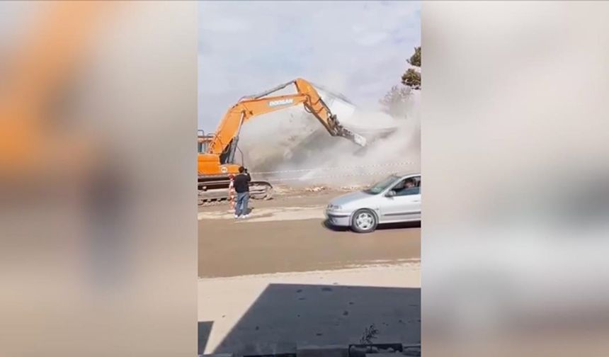 Yıkım Sırasında Devrilen Bina Yoldan Geçen Otomobile Zarar Verdi