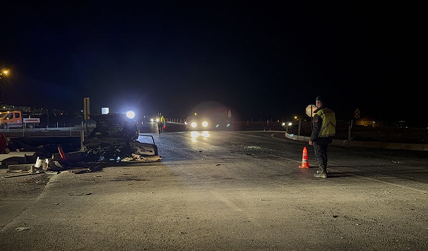 Çarpışan İki Otomobildeki 3 Kişi Yaralandı