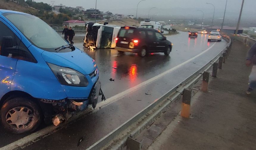 9 aracın hasar gördüğü zincirleme trafik kazasında yaralanan olmadı