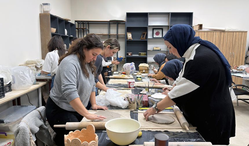KAMEK’in Seramik Atölyesinde Kendi Sanat Eserlerini Üretiyorlar