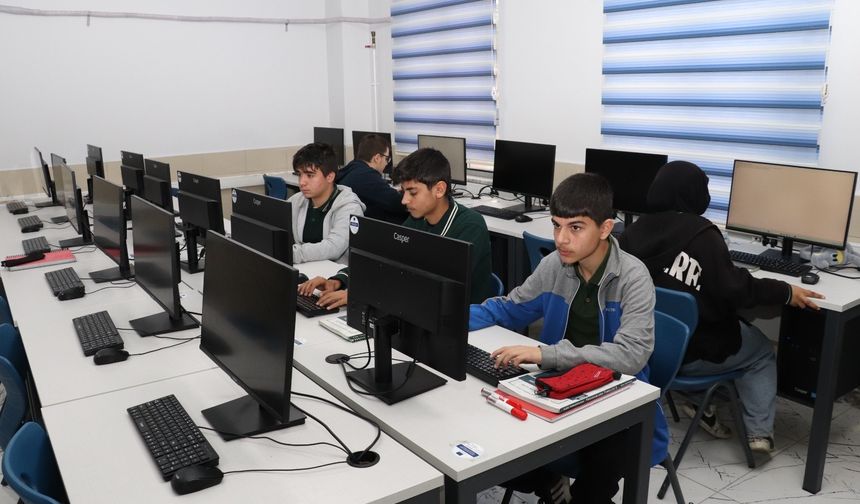 Çağlayancerit’te 16 Derslikli Yeni Mesleki Eğitim Merkezi Hizmete Açıldı