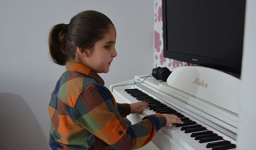 Görme engelli 8 yaşındaki Çınar piyano notalarıyla dünyasını aydınlatıyor