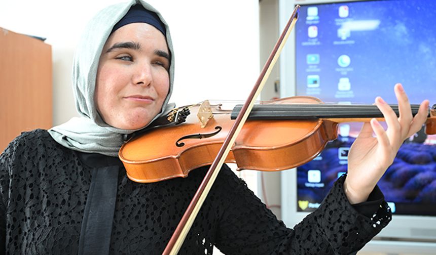 Görme engelli müzik öğretmeni, melodilerle öğrencilerine ilham oluyor