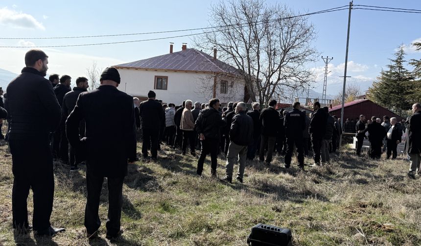 Kayseri'de öldürülen apartman görevlisinin eşi defnedildi