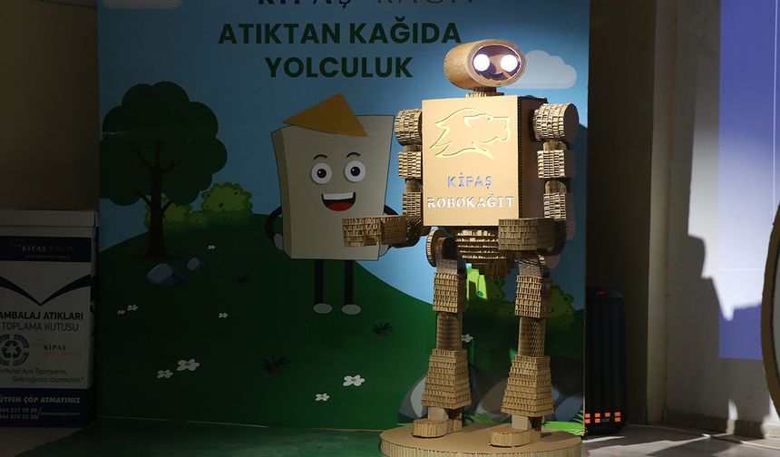 Atık Kağıtlardan Üretilen Karton Robot Öğrencilere Çevre Bilinci Kazandırdı