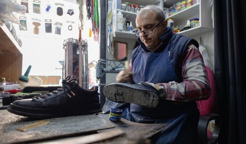 Ayakkabı ustası 40 yıllık mesleğini konteynerde sürdürüyor