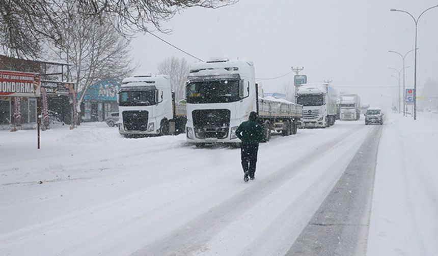 Kahramanmaraş-Kayseri Yolu Kar ve Tipi Nedeniyle Kapandı
