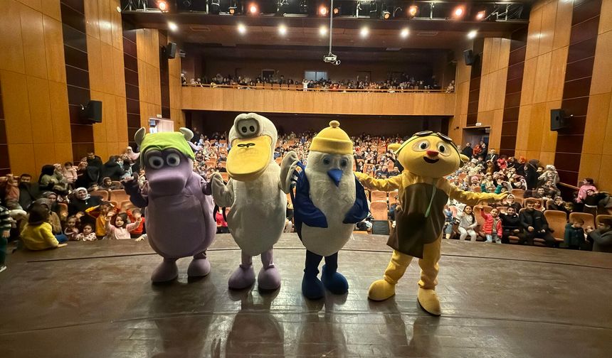 “Kaptan Pengu ve Arkadaşları” Minikler İçin Sahnedeydi