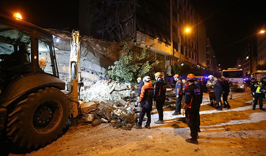 Kadın ve Çocuğun Yıkılan Binanın Toz Bulutundan Kaçması Güvenlik Kamerasında