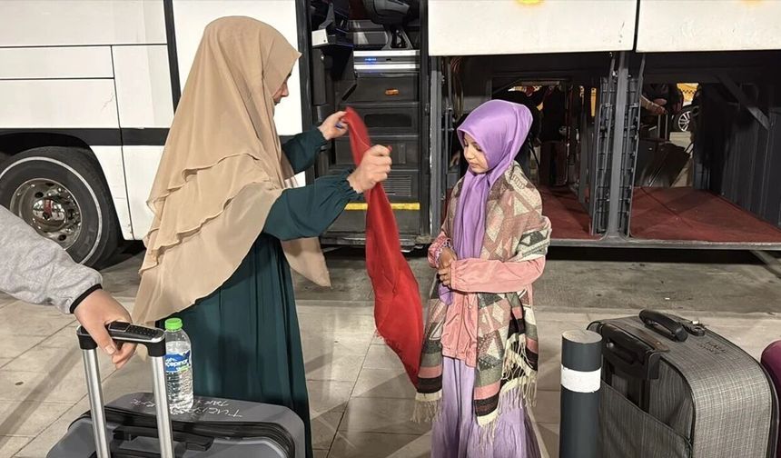 Depremde enkazdan çıkarılan Hazal ailesiyle umreye gitti