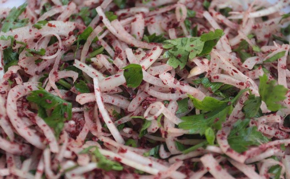 Sumaklı Soğan Salatası