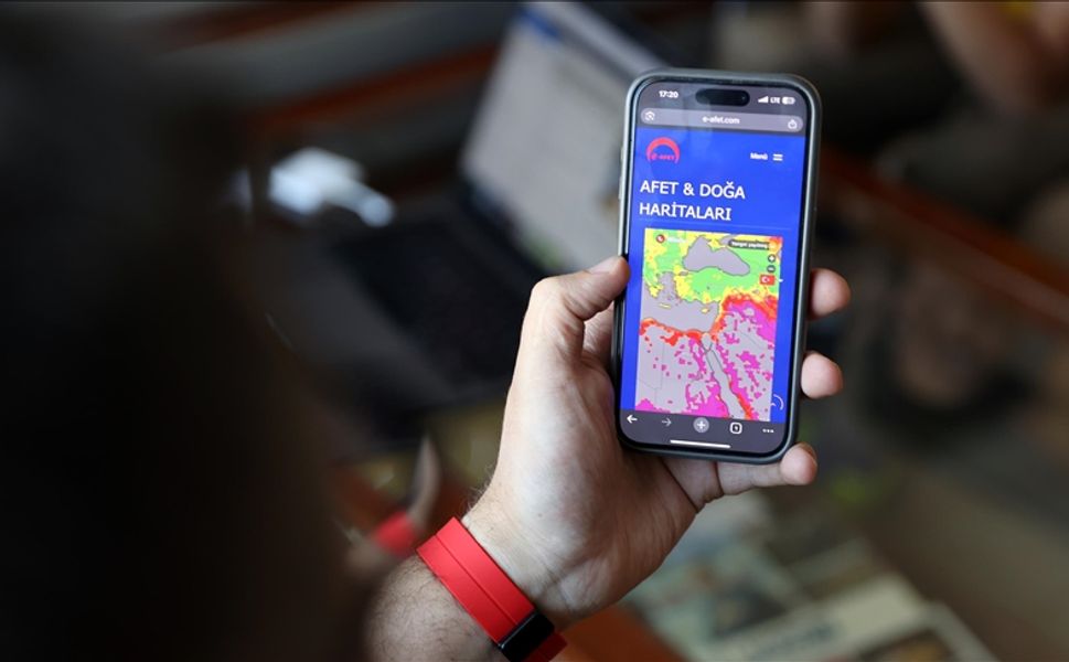 Afet öncesi bilinçlendirmeyi hedefleyen "e-afet" uygulaması, sonrasında da yol gösterecek