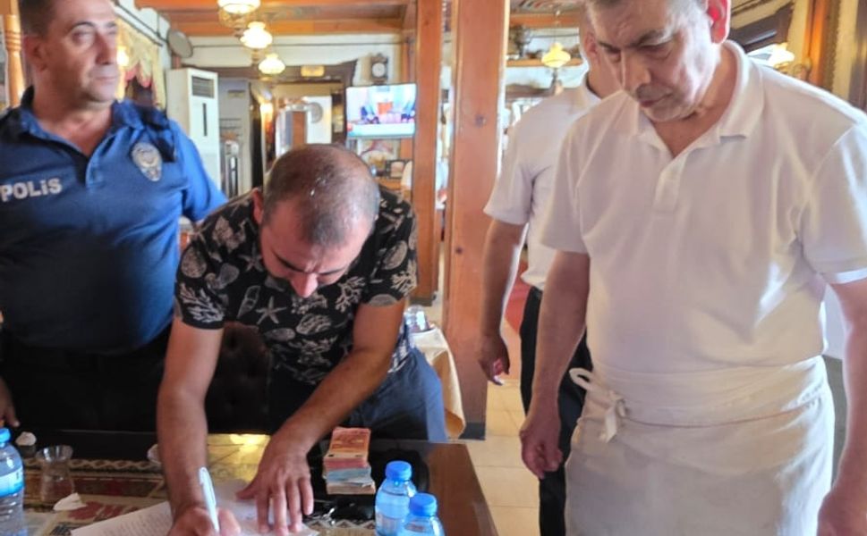 İşçilerin bulduğu içinde para bulunan çanta sahibine teslim edildi