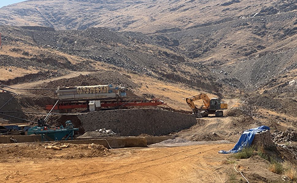 Kamyonet ile inşaat malzemesi arasında kalan kişi öldü