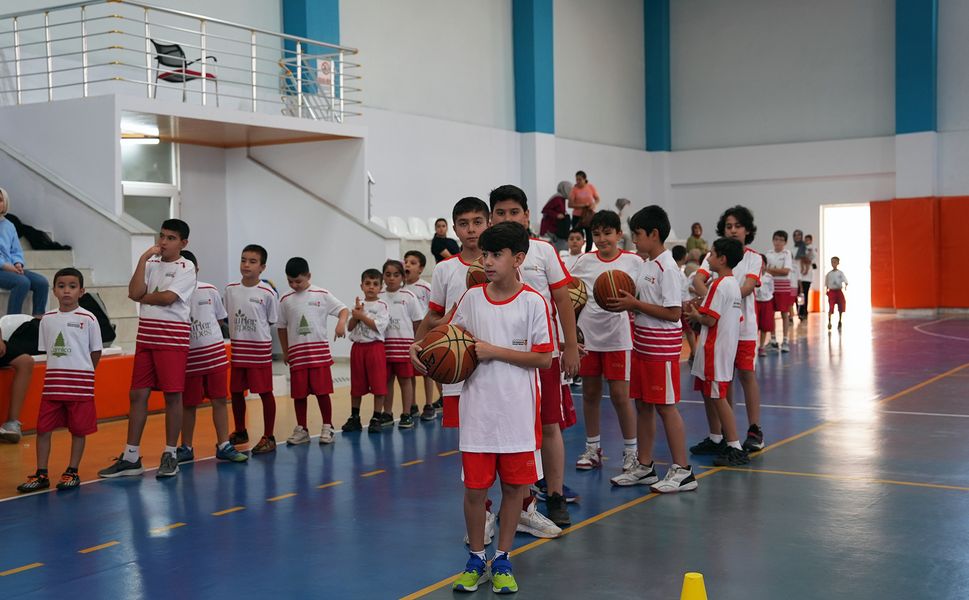 Potada Gelecek Yetişiyor; 400 Genç Basketbolun Temellerini Atıyor
