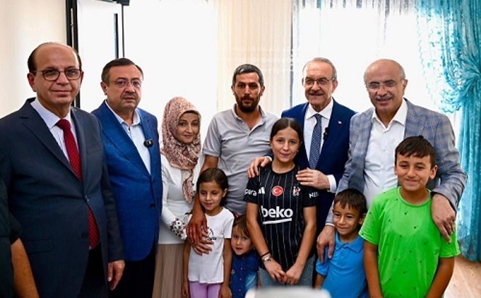 Kalıcı konutuna yerleşen depremzede aileye ziyaret