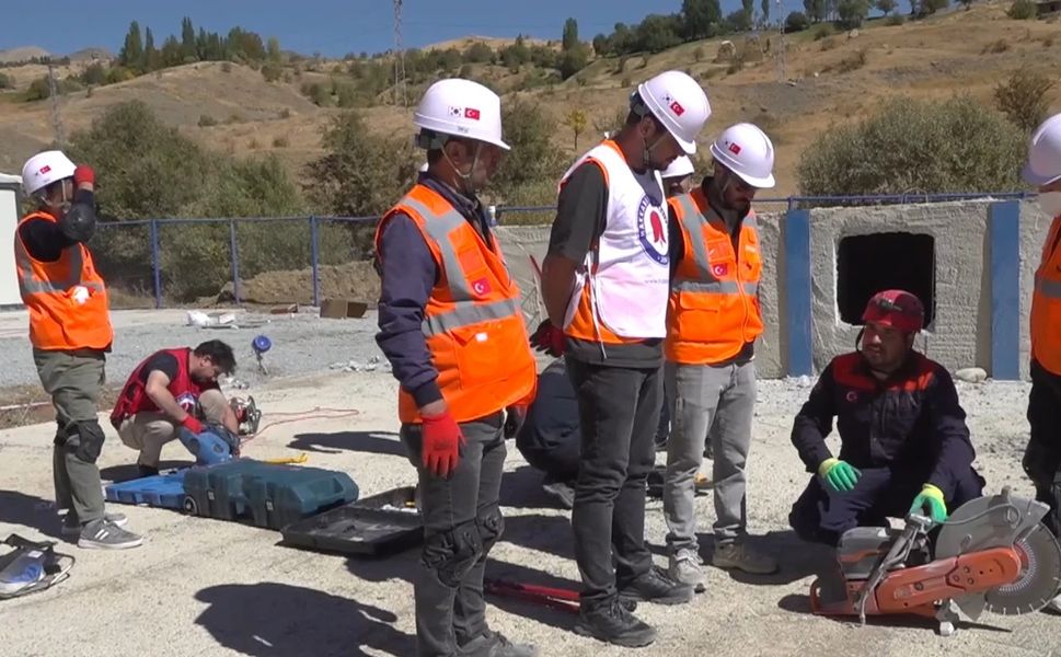 Gönüllüler eğitimlerle olası afetlere hazırlanıyor