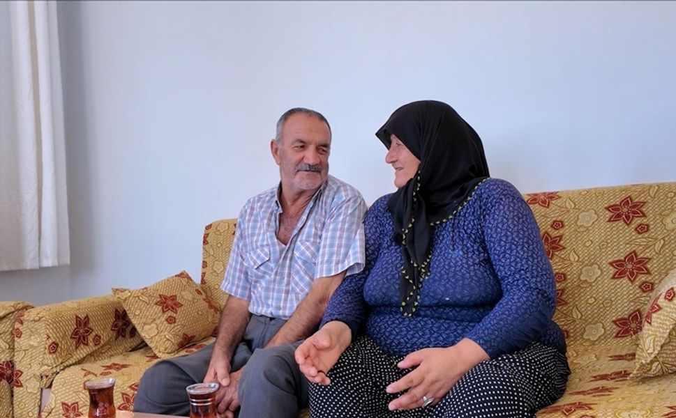 Kurum, yeni konutlarına yerleşen depremzede çiftin görüntülerini paylaştı