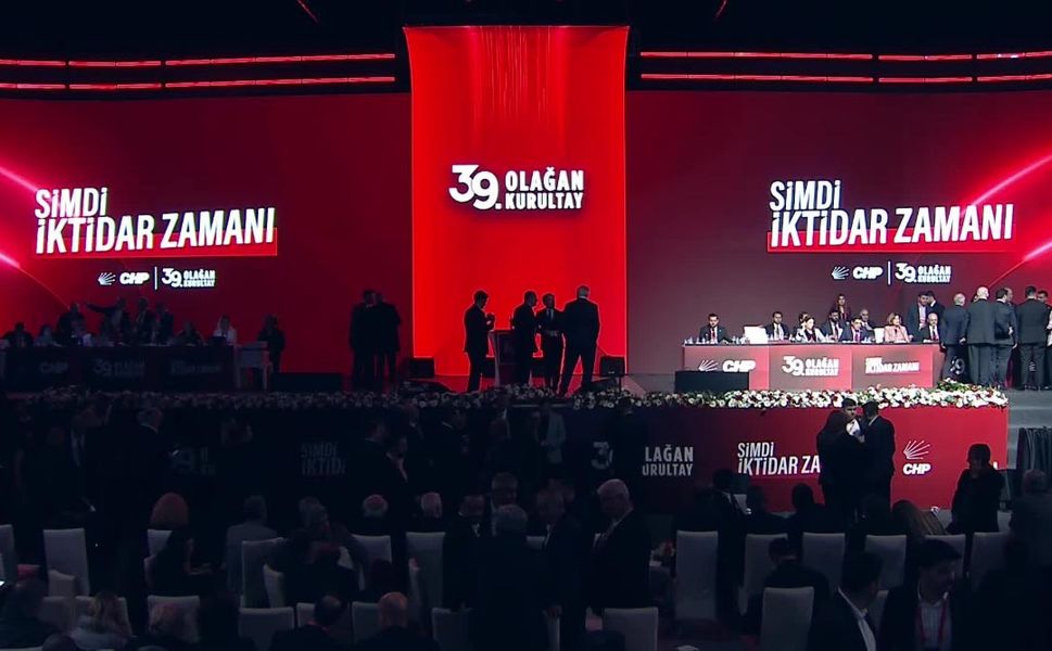 Özgür Özel 4'üncü kez CHP Genel Başkanı seçildi