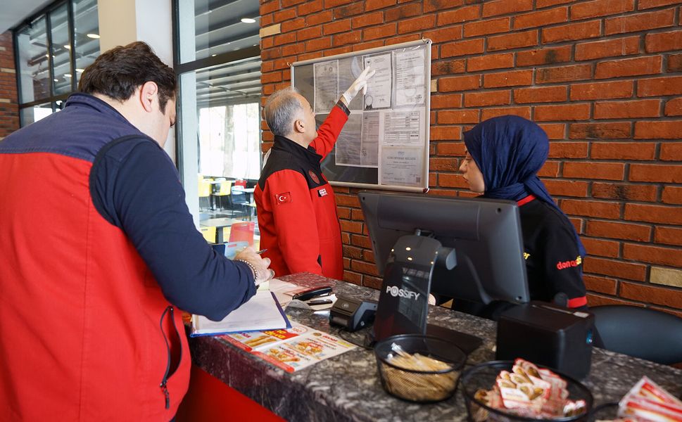 Büyükşehir Zabıtasından Uzun Çarşı’da Kapsamlı Denetim