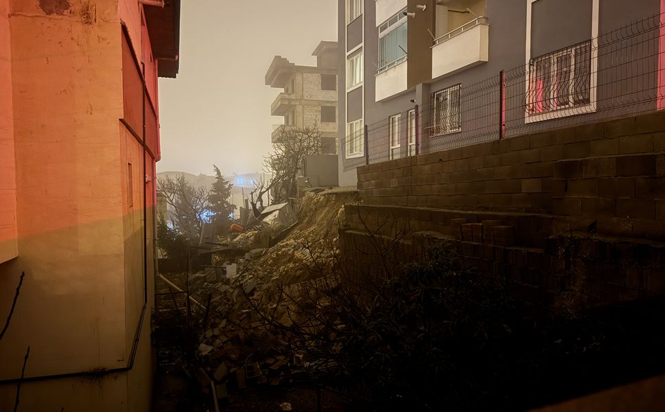 Dulkadiroğlu’nda Bir Binanın İstinat Duvarı Çöktü