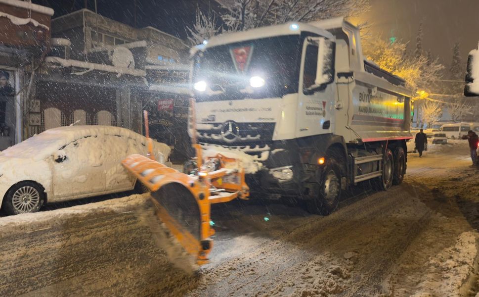 Büyükşehir, Kar Mesaisini Gece Saatlerinde de Kesintisiz Sürdürüyor