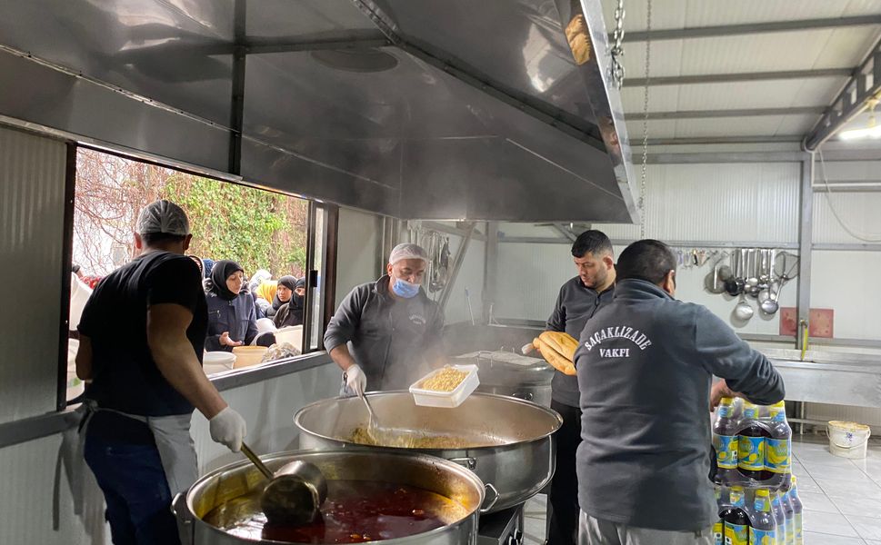Saçaklızade Vakfı günlük 3 bin aileye iftar yemeği ulaştırıyor