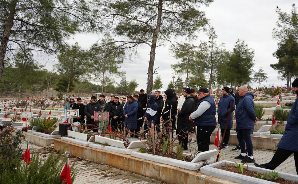 İstiklal Spor’dan Deprem Şehitliğine Anlamlı Ziyaret