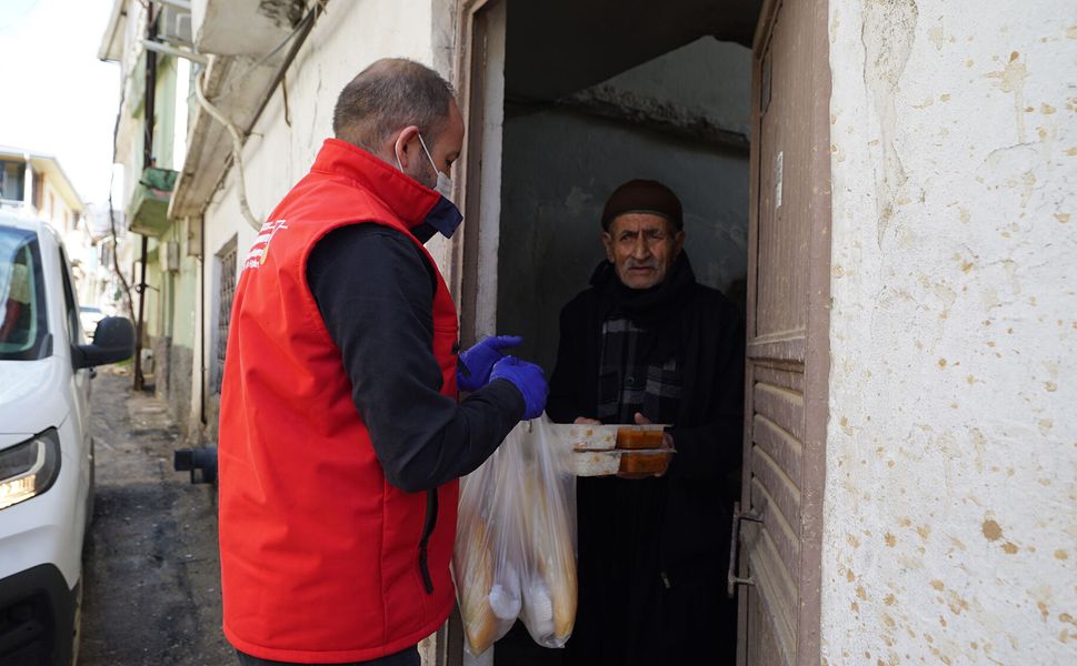 Büyükşehir Ramazan’da da Ulu Çınarların Yanında