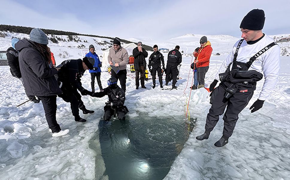 Dondurucu soğukta buzla kaplı Çıldır Gölü'ne daldı