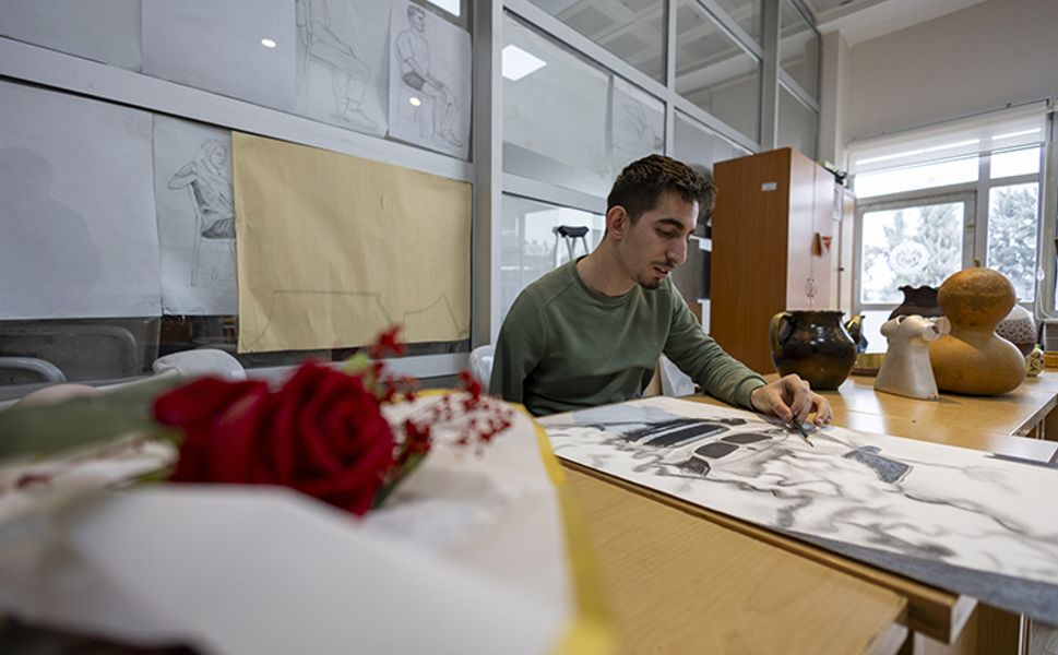 Depremde kolunu ve bacağını kaybeden genç resimle engelleri aşıyor