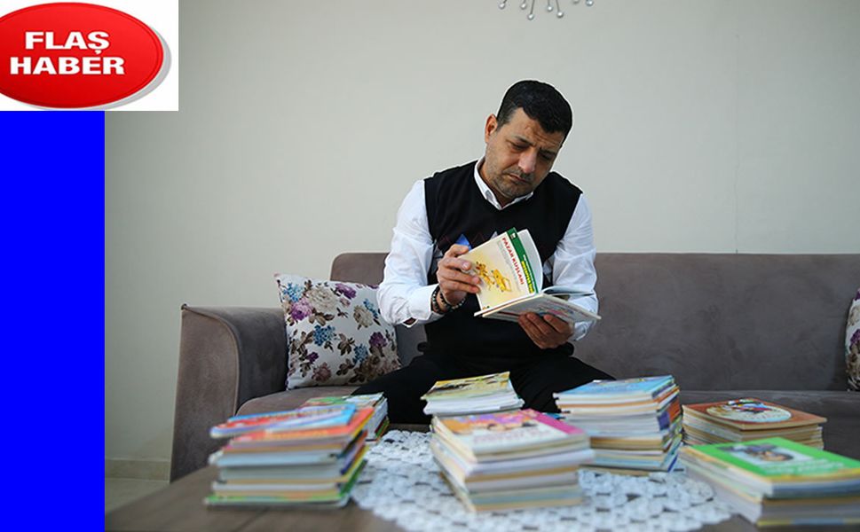 Depremzede çocukları kitapla buluşturarak eşi ve iki evladının acısını unutmaya çalışıyor