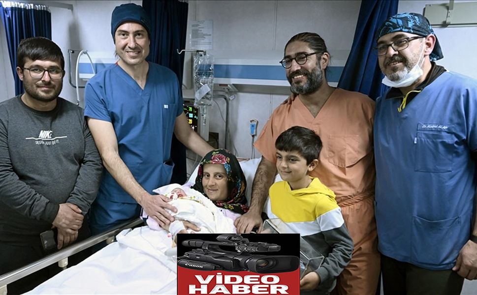 Doktorluk yaptığı gemide dünyaya gelen bebekle iletişimini koparmıyor