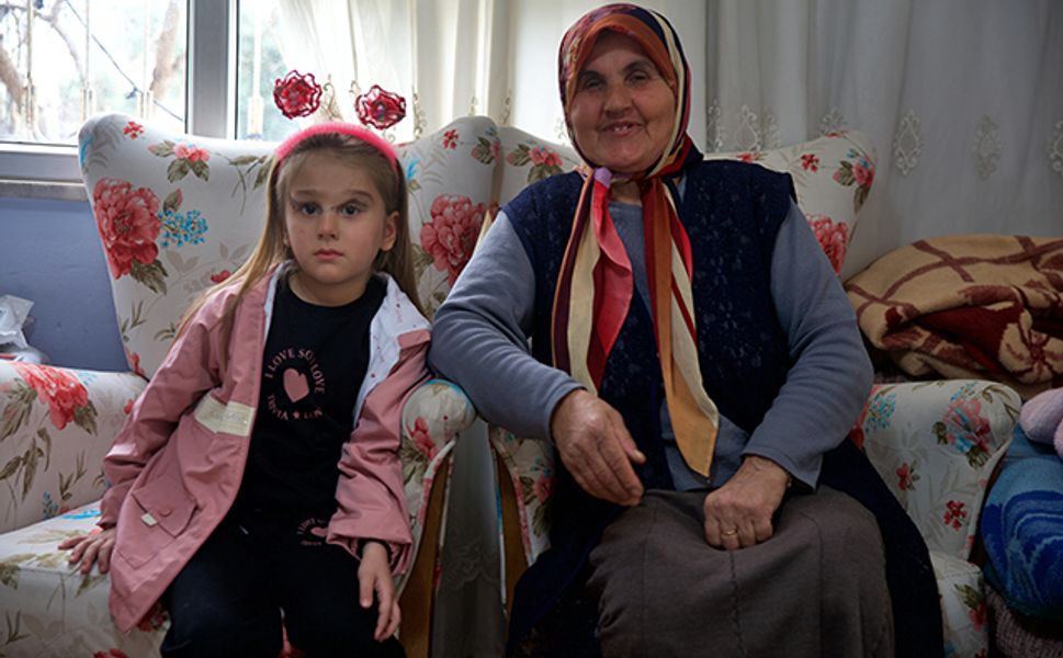 Depremde ailesini kaybeden Nil'e babaannesi sahip çıktı
