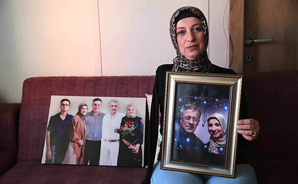 İki bacağı ve bir kolunu kaybeden depremzede kadın, eşini özlemle anıyor