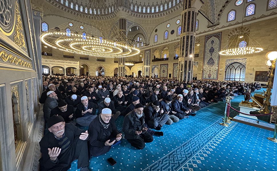 6 Şubat Depremlerinde Hayatını Kaybedenler İçin Camilerde Dua Edildi