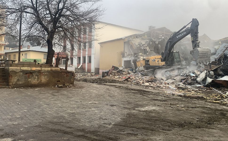 Depreme Dayanıksız Oldukları Belirlenen 3 Okulun Yıkımına Başlandı