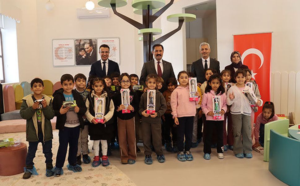 Vali Masatlı, yeniden inşa edilen kütüphaneyi inceledi