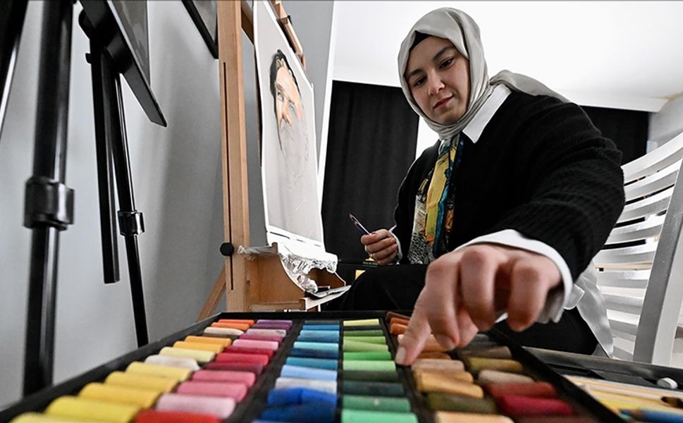 Depremin ardından kurduğu yeni yaşamında resimle hayata tutundu