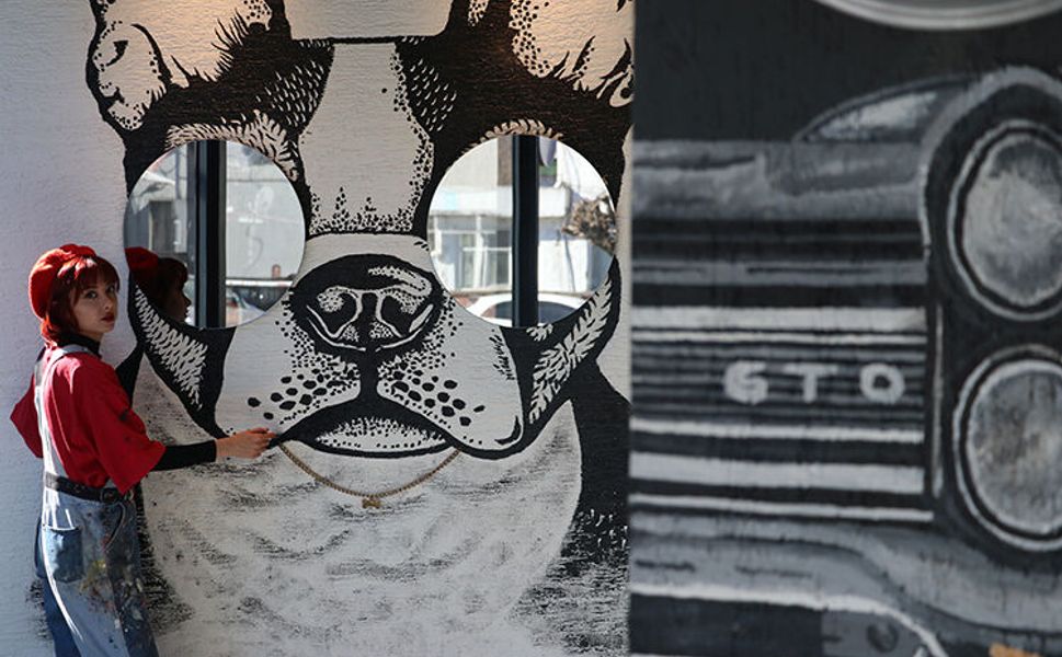 Depremzede genç kadın ressamın tuvali, halı ve duvarlar oldu