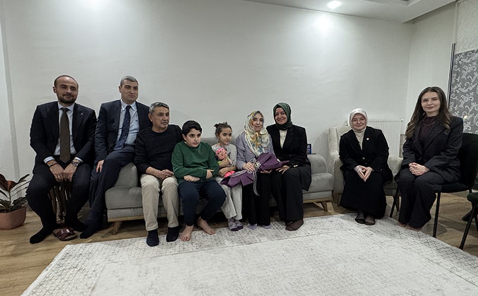 AK Partili Kaya, depremzede ailenin iftar sofrasına konuk oldu