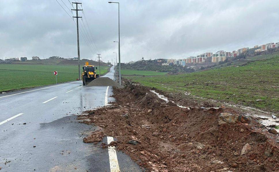 Büyükşehir, Sağanak Yağışların Vurduğu Kırsal Mahalle Yollarında da Görev Başında