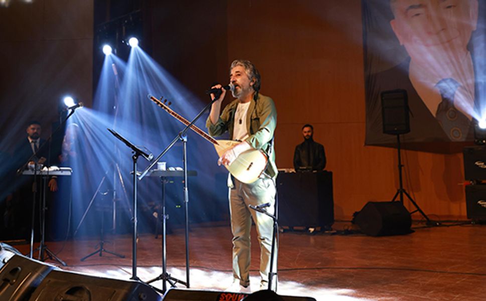 Kurtuluş Coşkusu Ali Kınık Konseriyle Taçlandı